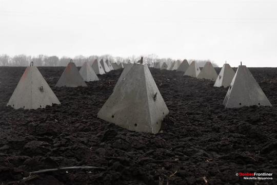 Так звані «зуби дракона» виконують функцію протитанкової оборони. Один «зуб» важить 300 кілограмів. Фото: Стоянова Ніколєтта, DonbasFrontliner image 2024 04 03 16 01 22