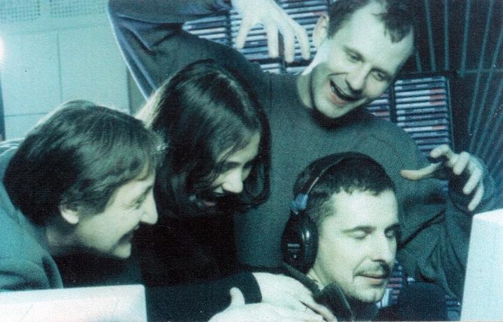 CHastyna kolektyvu Top radio. Sprava vnyzu YEvhen CHyzh. Foto creativpodiya.com