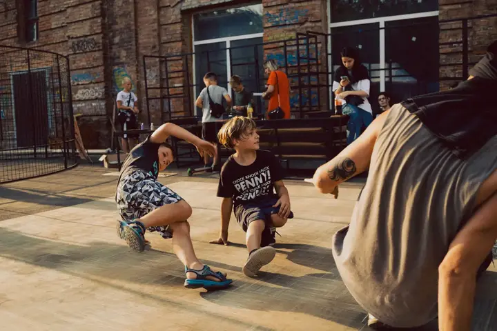 vulychna kultura sumshchyny Молодь танцює на фестивалі в Охтирці