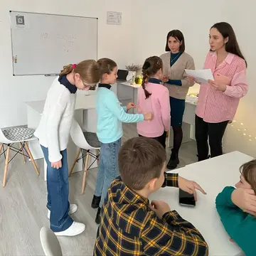 Діти на занятті з англійської в школі англійської Study and go