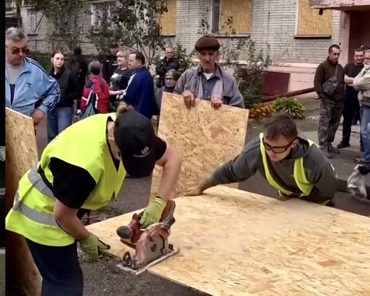 Волонтери допомагають людям, у яких вилетіли вікна Допомога із ліквідацією наслідків влучання