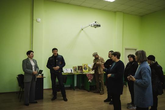 Ярослав Медведєв на виставці разом з відвідувачами