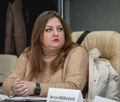 Депутатка сумської міської ради слухає засідання й приймає рішення.