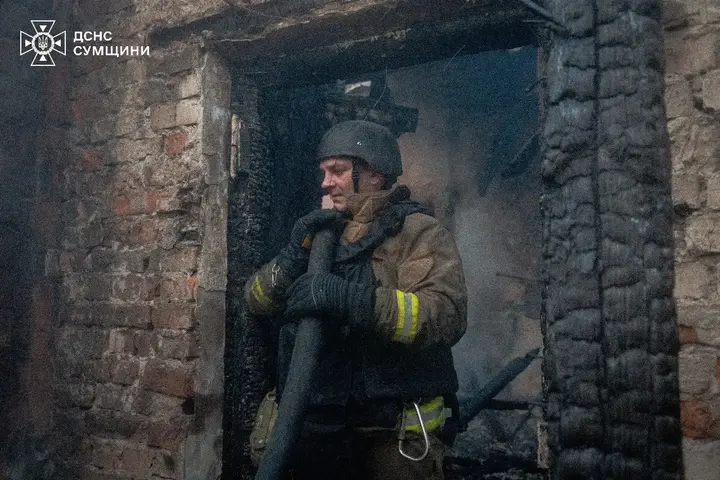 Рятувальник на пожежі в місті Буринь