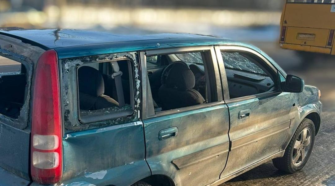 Пошкоджена машина внаслідок обстрілу в Сумах