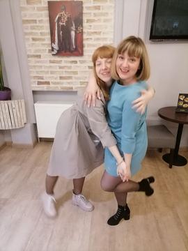 Донька з мамою танцюють