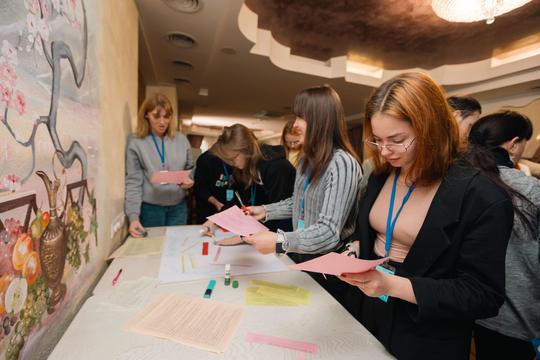 дівчата на психологічному занятті
