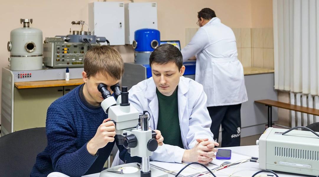 Науковці СумДУ перед мікроскопом