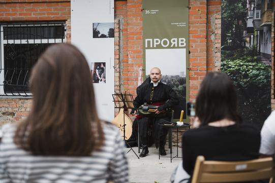 Микита Лебідь грає концерт на колісній лірі