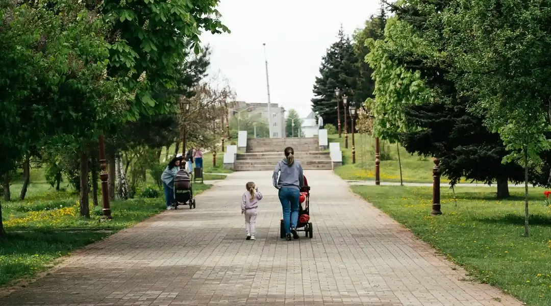 Мама з дітьми гуляє в Сумах