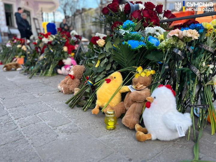 Сум'яни приносять квіти й іграшки загиблим від російської атаки 13 квітня в Сумах