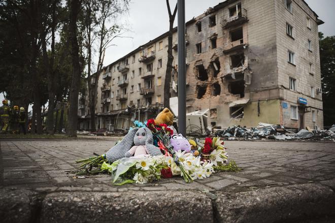 «Нехай світ побачить, що Росія зробила моїй родині». Євген Овчаров, який втратив дружину й доньку після обстрілу КАБами, розповів свою історію для The New York Times 