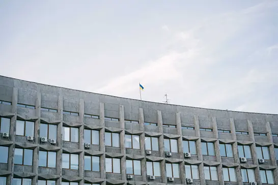 Прапор на будівлі ОДА у Сумах