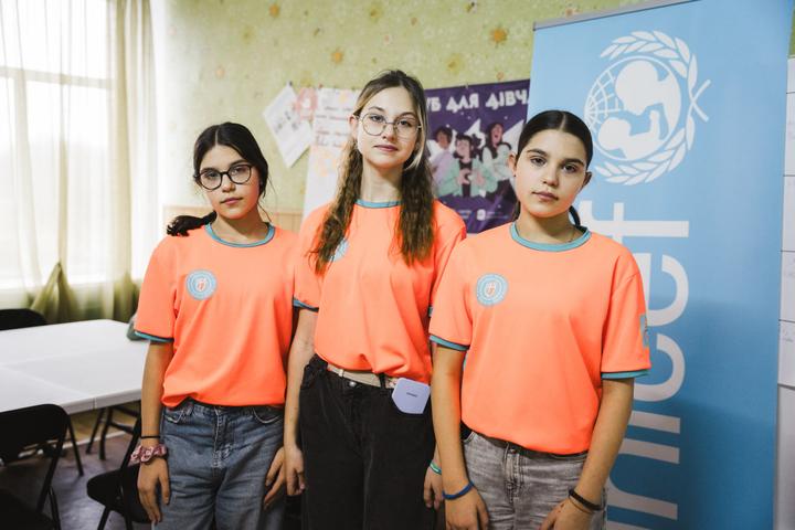 Юні підлітки, які відвідують клуб для дівчат у селі Сад
