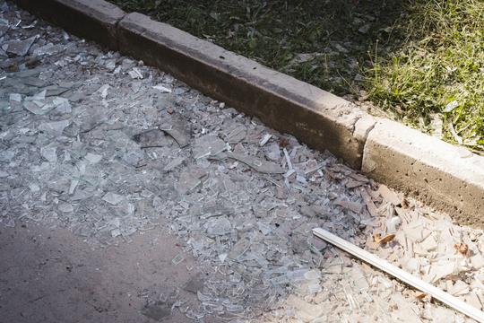 Вибите скло зі шкільних вікон на асфальті