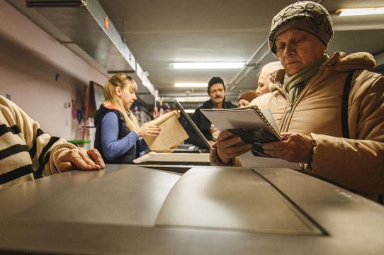 documenty sumy dopomoga жителька Сум отримує допомогу після російського обстрілу