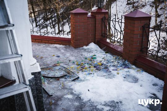 vybiti vitrazhi v kaplytsі v sumakh Розбиті вітражі в каплиці в Сумах