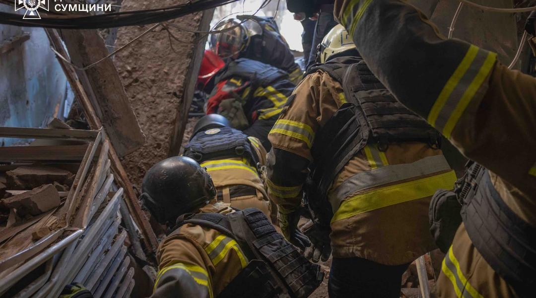 riatuvalnyky pratsiuiut na mistsiakh vluchan u sumakh Рятувальники працюють на місці атакаи в Сумах