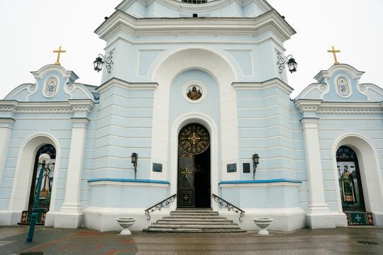Вхід до Спасо-Преображенського собору в Сумах.