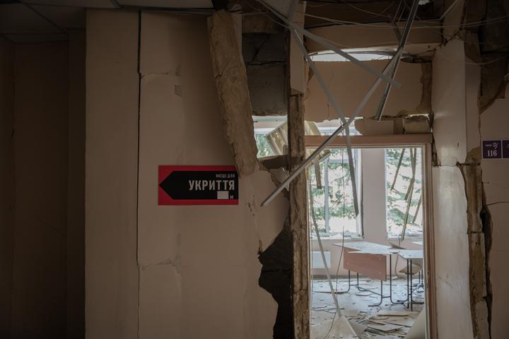 табличка про криття на зруйнованій стіні суми