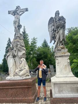 Скульптури Круазі на центральному кладовищі в Сумах