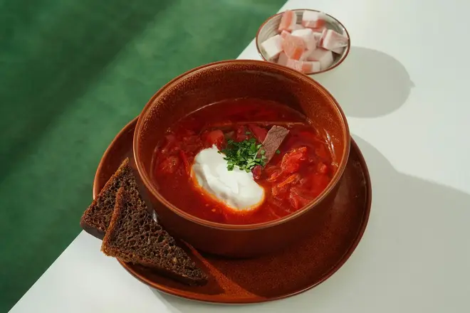 ukrayinsʹkyy borshch Український борщ з чорним хлібом і салом