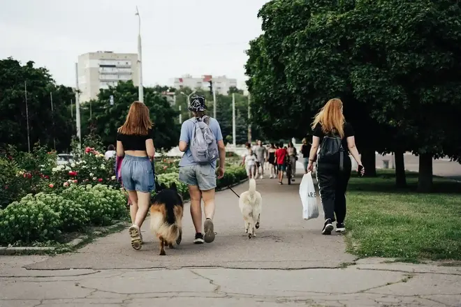 Люди гуляють по Сумах
