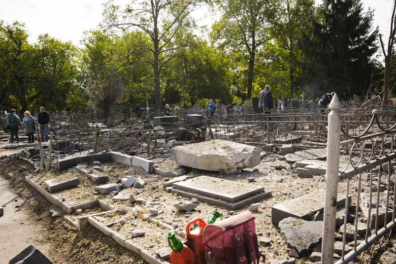 Пошкоджений пам'ятник однокласниці Катерини й військового капітана