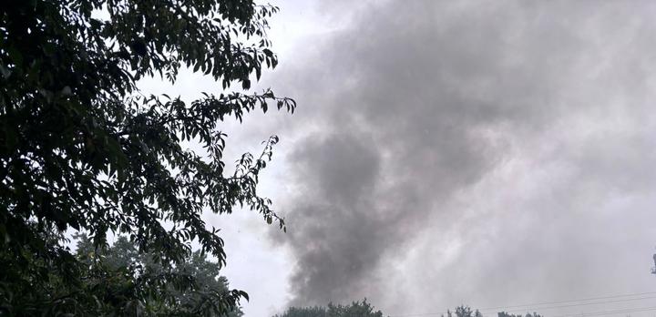 Дим від пожежі на місці одного з ударів у Сумах