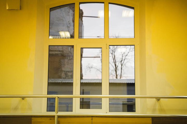 Арочне вікно зали в корпусі СумДУ