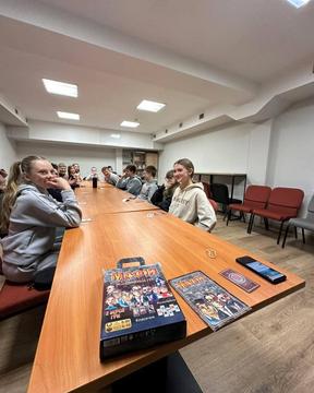 Діти готуються грати у мафію у МЦ