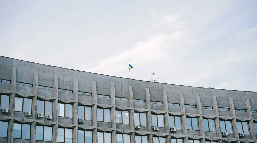Прапор на будівлі ОДА у Сумах