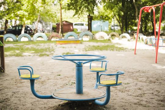 Гойдалка в одному із сумських двориків