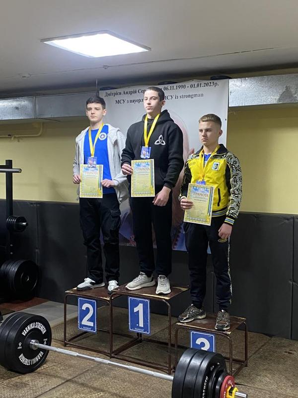 sportsmeny na piedestali Спортсмени на п'єдесталі