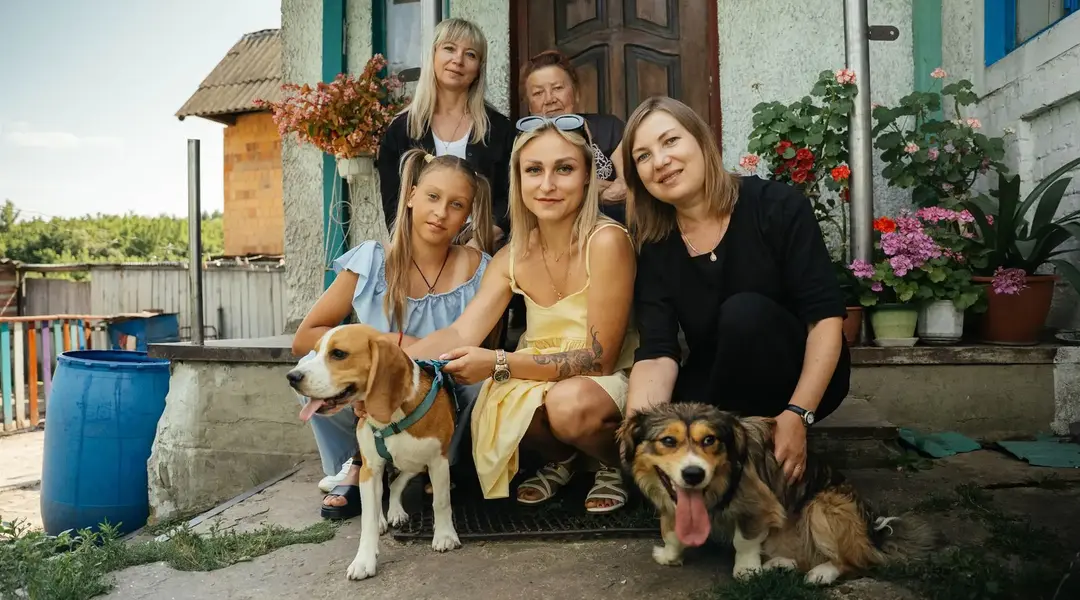 Родина на подвір'ї рідного села