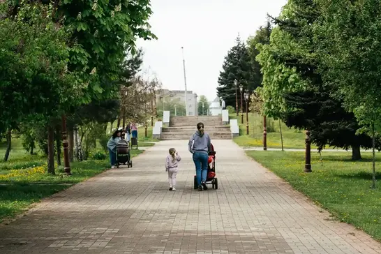 Мама з дітьми гуляє в Сумах