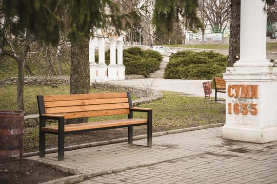 Нова лавка в парку Кожедуба в Сумах 