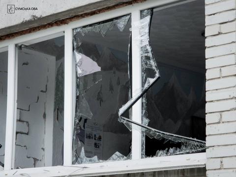 Вибиті вікна у будівлі центру підтримки сімей та дітей у Сумах