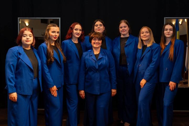 Учасниці студії Авів фотографуються на гастролях у Кишиневі