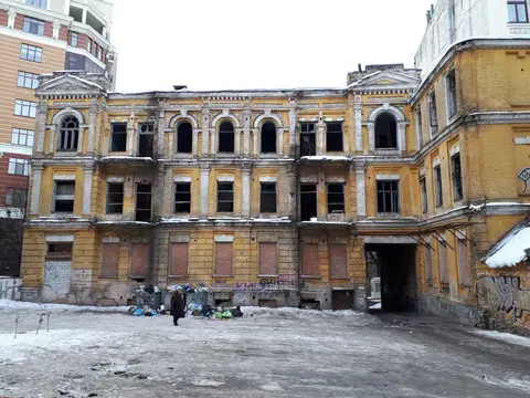 Занедбаний будинок Сікорських стоїть у Києві.