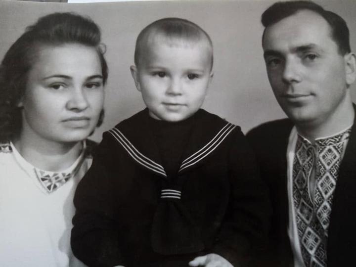 Поет з родиною