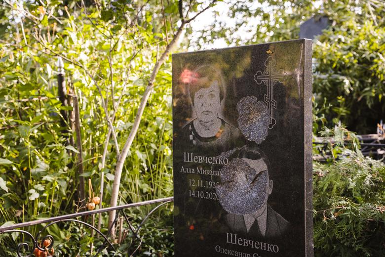 Пам'ятник на Центральному кладовищі, пошкоджений обстрілом