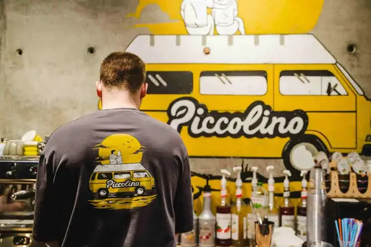 працівник кав'ярні Piccolino робить каву