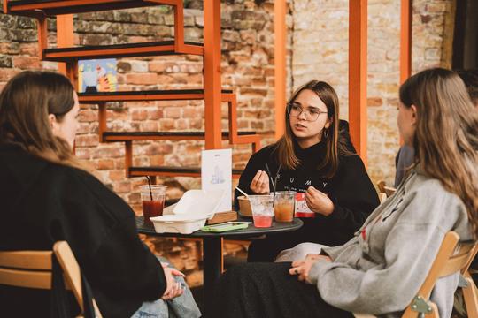 dіvchata z klubu tsukru hovoryatʹ u dvoryku Дівчата з Клубу Цукру говорять у Дворику