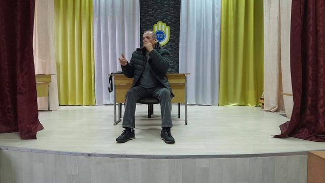 Юрій Примаченко інформує учасників Українського товариства глухих у Сумах