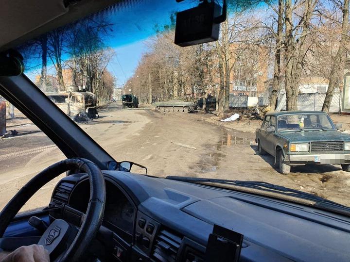 Sytuatsiia bilia artuchylyshcha stanom na 11.30 25 liutoho. Za informatsiieiu viyskovoi administratsii narazi sytuatsiia spokiyna. Trup na foto rosiyskoho viyskovoho.
