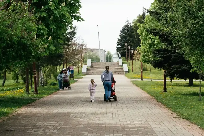 Мама з дітьми гуляє в Сумах