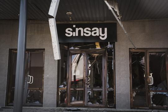 Магазин Sinsay на Металургів після обстрілу 6 серпня