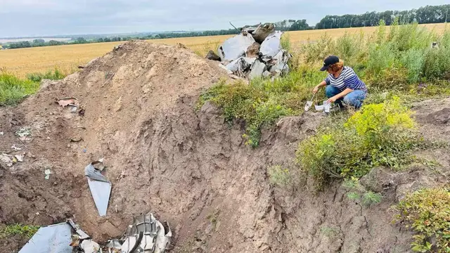 Doslidnyky vzialy zrazky z silskohospodarskykh uhid z krateriv дослідники взяли проби ґрунту поблизу вирви від влучання снаряду