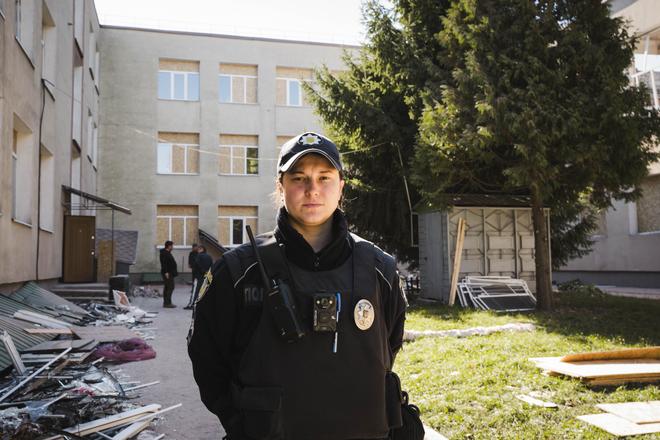 «Я допомагаю школі бути готовою до можливих загроз». Офіцерка безпеки — про перші хвилини після влучання КАБу по школі в Сумах